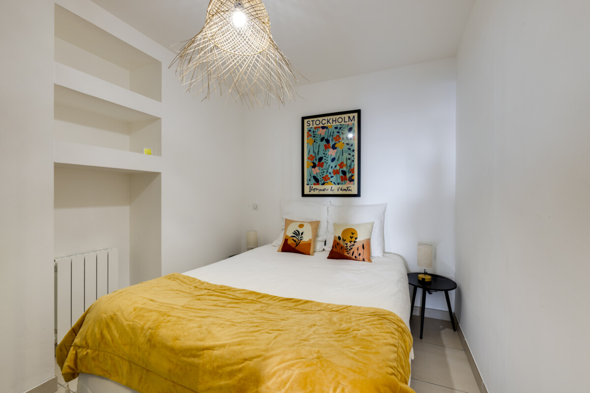 Chambre Herriot 5 Brive – Lit Emma 140x200, décoration moderne jaune et niches murales