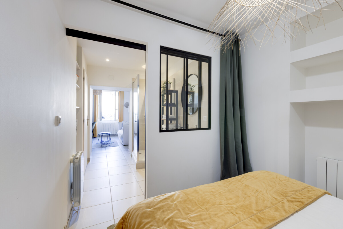 Chambre Herriot 5 Brive – Verrière intérieure, lit Emma et vue dégagée vers le séjour