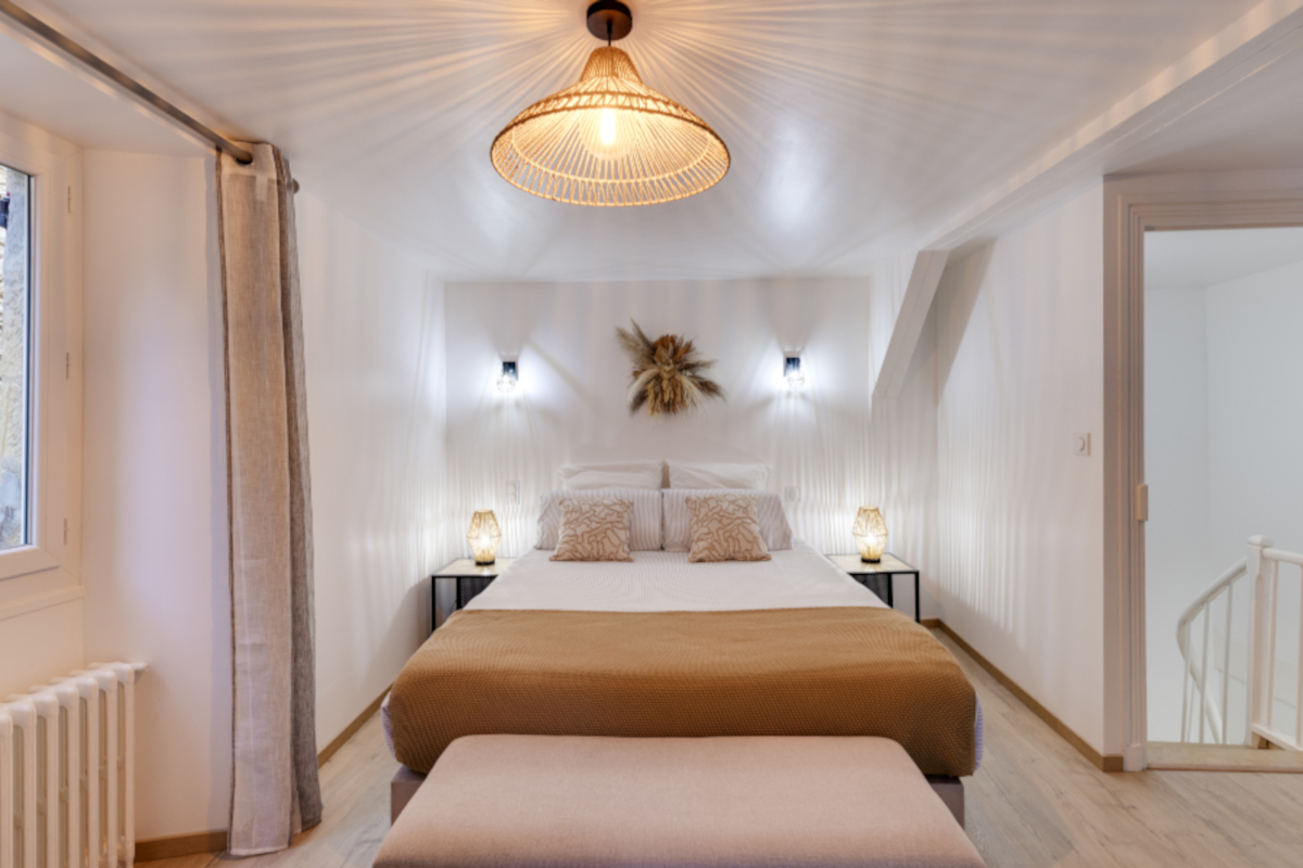 Chambre élégante et lumineuse à l’étage, lit double avec literie premium, décoration naturelle et ambiance chaleureuse à Sarlat-la-Canéda.