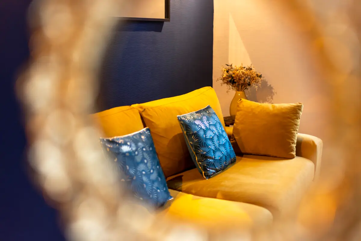 Détail décoration bleu et jaune Appart’Cosy Brive, ambiance chic centre-ville