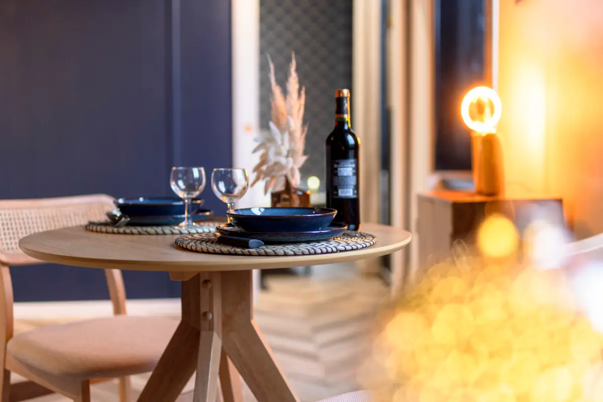 Coin repas chaleureux Appart’Cosy Brive, table dressée proche Collégiale Saint-Martin