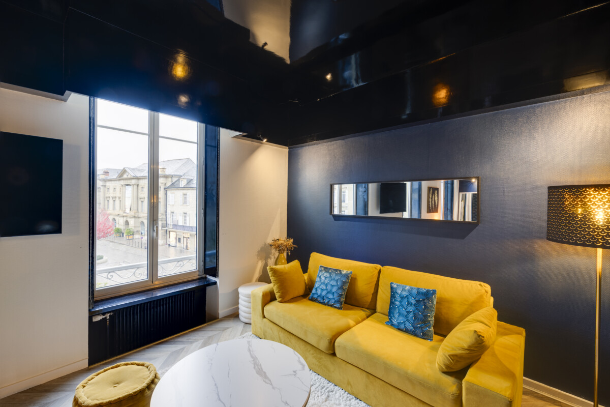 Salon bleu et doré Appart’Cosy Brive, appartement moderne hyper-centre, séjour chic proche Collégiale Saint-Martin
