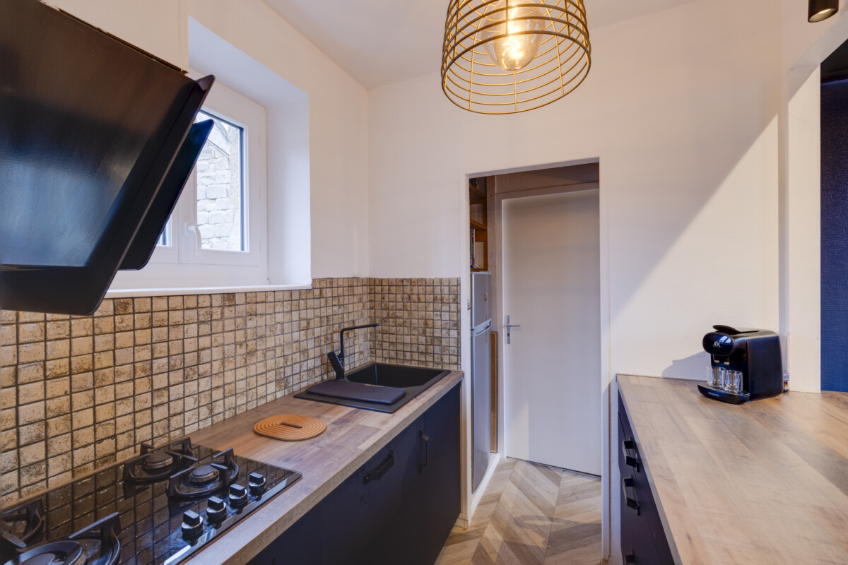 Cuisine équipée moderne Appart’Cosy Brive, logement tout confort hyper-centre