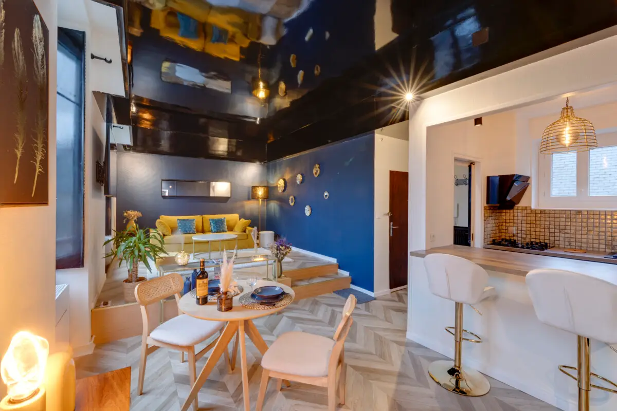 Pièce de vie chic Appart’Cosy Brive, ambiance bleu nuit en hyper-centre