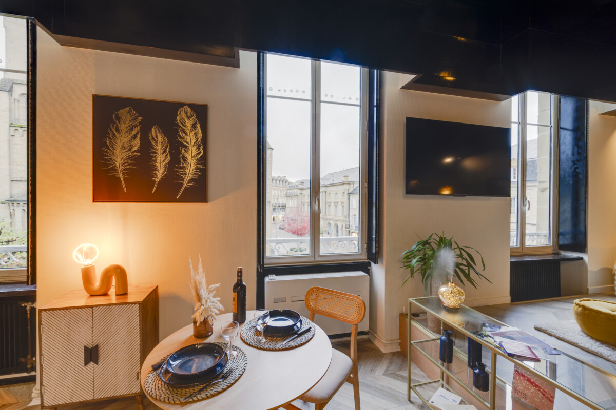 Espace repas lumineux Appart’Cosy Brive centre-ville