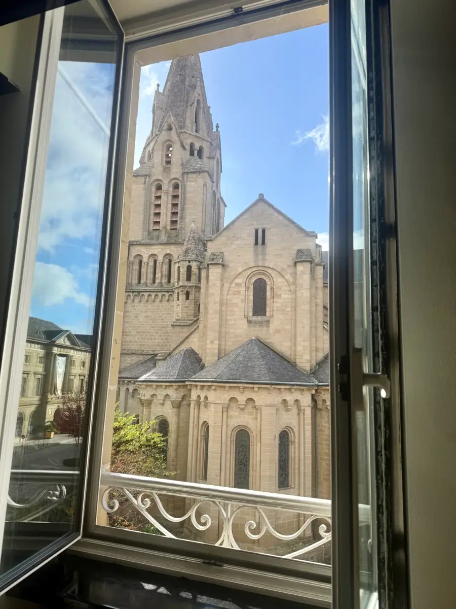 Vue Collégiale Saint-Martin Brive depuis appartement Appart’Cosy centre historique