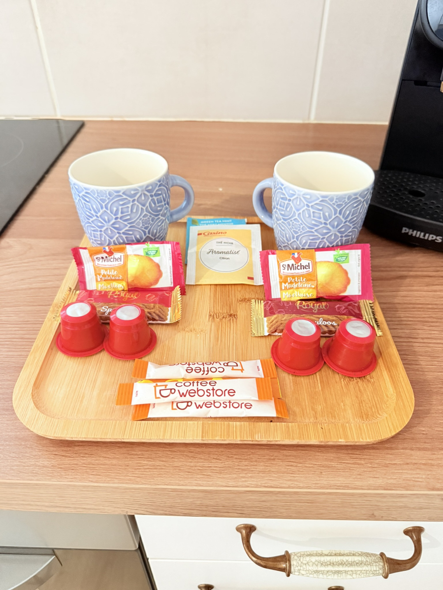 Plateau d’accueil avec machine à café, capsules et gourmandises dans appartement Appart’Cosy à Brive-la-Gaillarde
