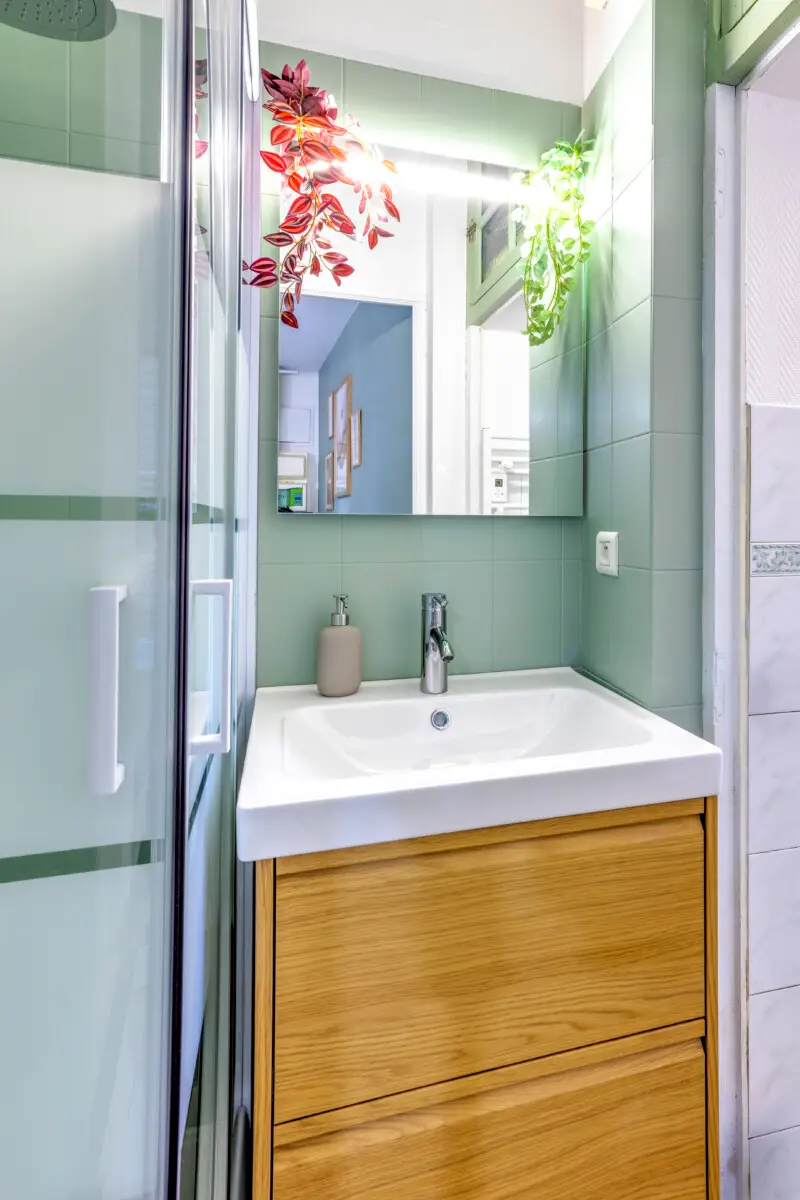 Salle de bain moderne à Sarlat avec douche, meuble vasque en bois et finitions soignées – Appart’Cosy Le Papucie