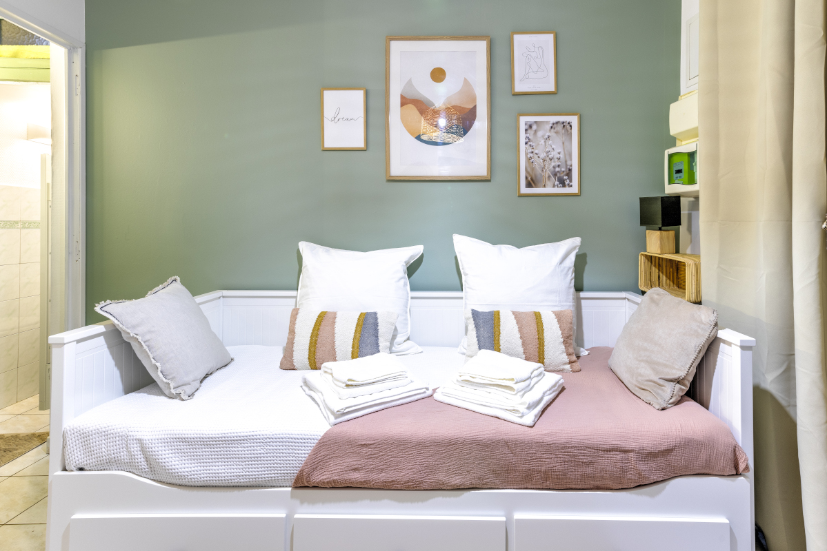 Studio lumineux à Sarlat avec lit gigogne, coin cuisine équipé et décoration chaleureuse – Appart’Cosy Le Papucie