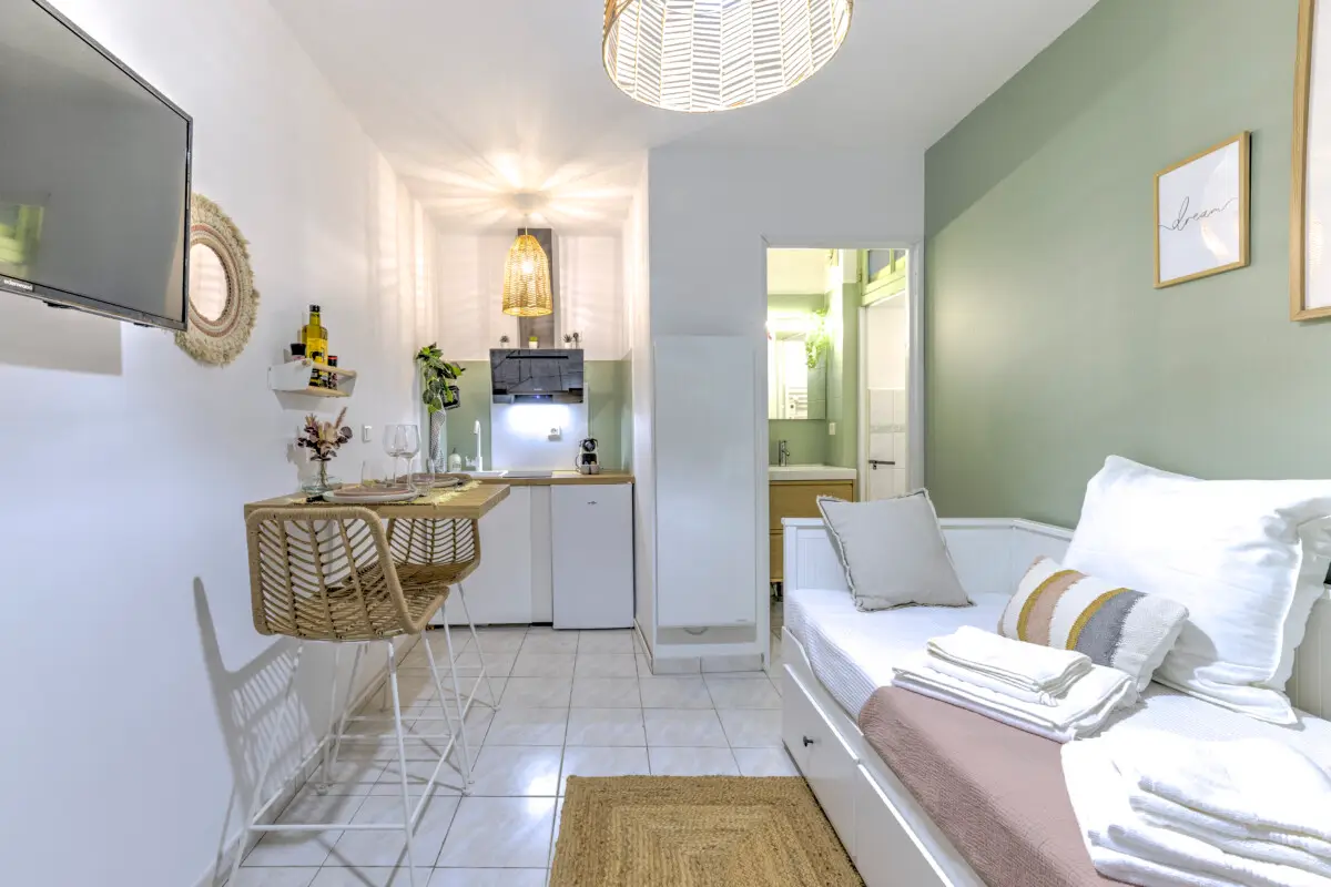 Studio cosy à Sarlat avec lit gigogne, coin cuisine équipé et décoration chaleureuse – Appart’Cosy Le Papucie