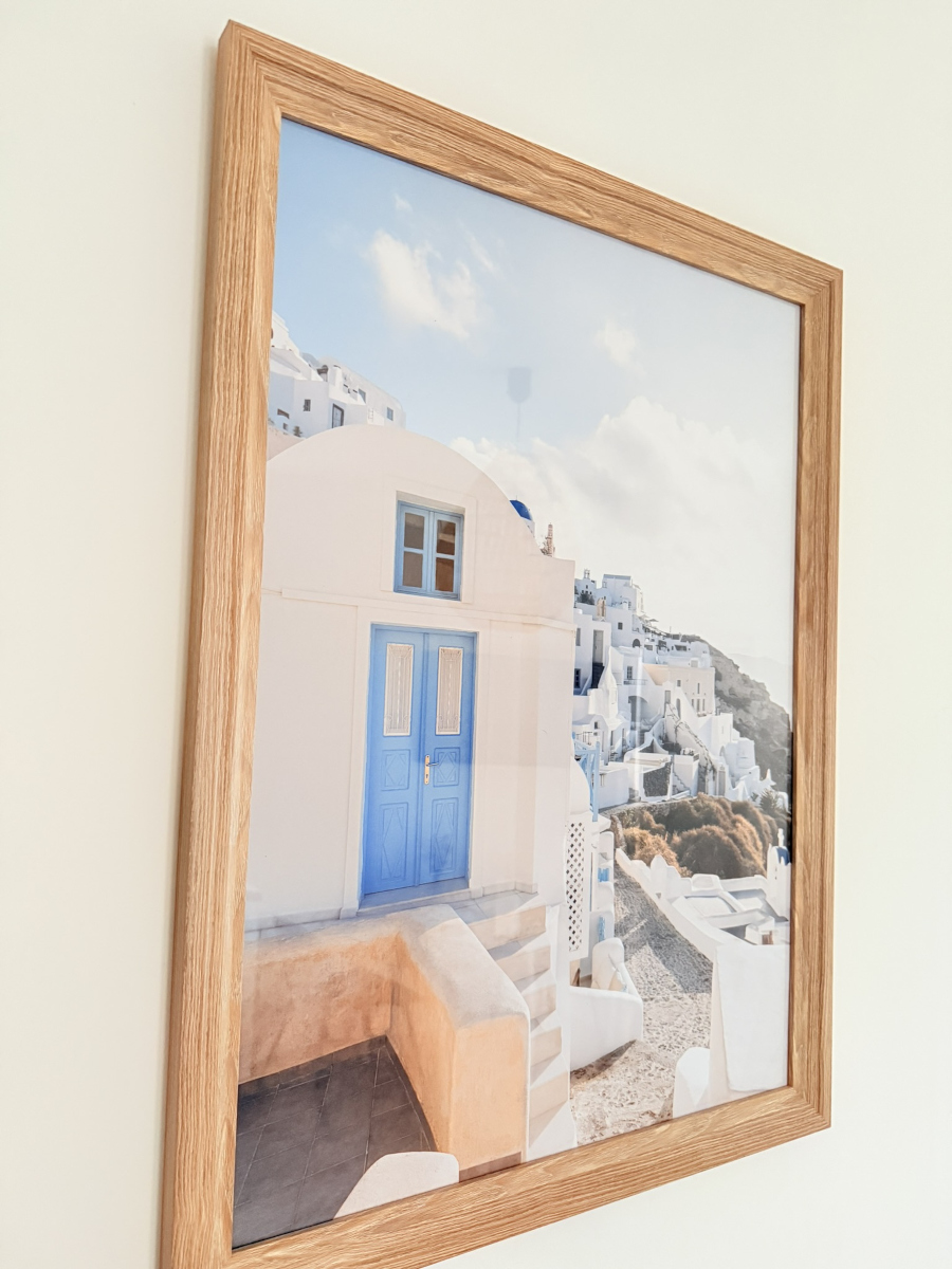 Décoration murale inspirée de l’architecture méditerranéenne dans appartement Appart’Cosy à Brive-la-Gaillarde