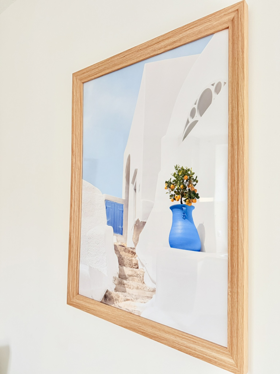 Décoration murale lumineuse avec cadre bois et inspiration méditerranéenne dans appartement Appart’Cosy à Brive-la-Gaillarde